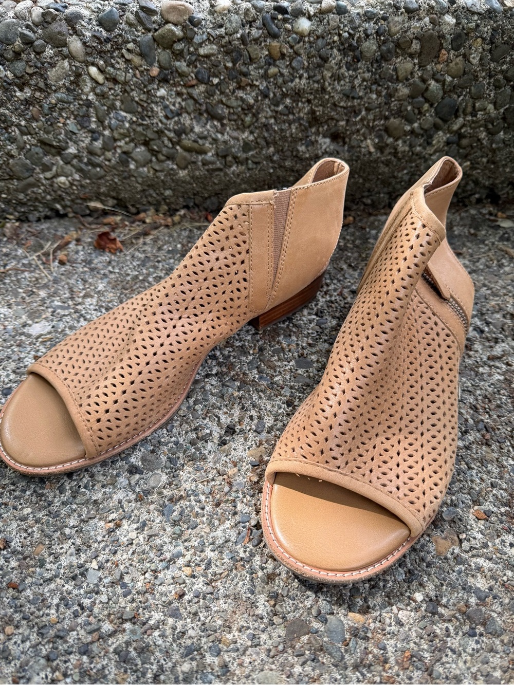 Size 11 Sofft Beige Perforated Peep-Toe Ankle Sandles - Picture 3 of 9